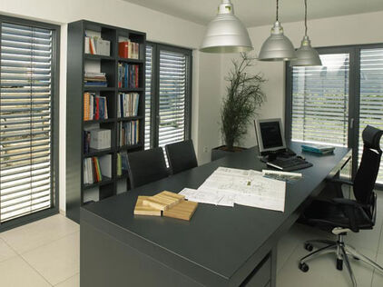 Schreiner arbeiten Schreibtisch in einem Büro